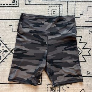 American eagle / aerie biker shorts camo XL